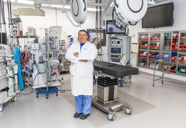 doctor stands in front of da Vinci Xi Surgical Ststem