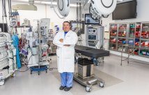 doctor stands in front of da Vinci Xi Surgical Ststem